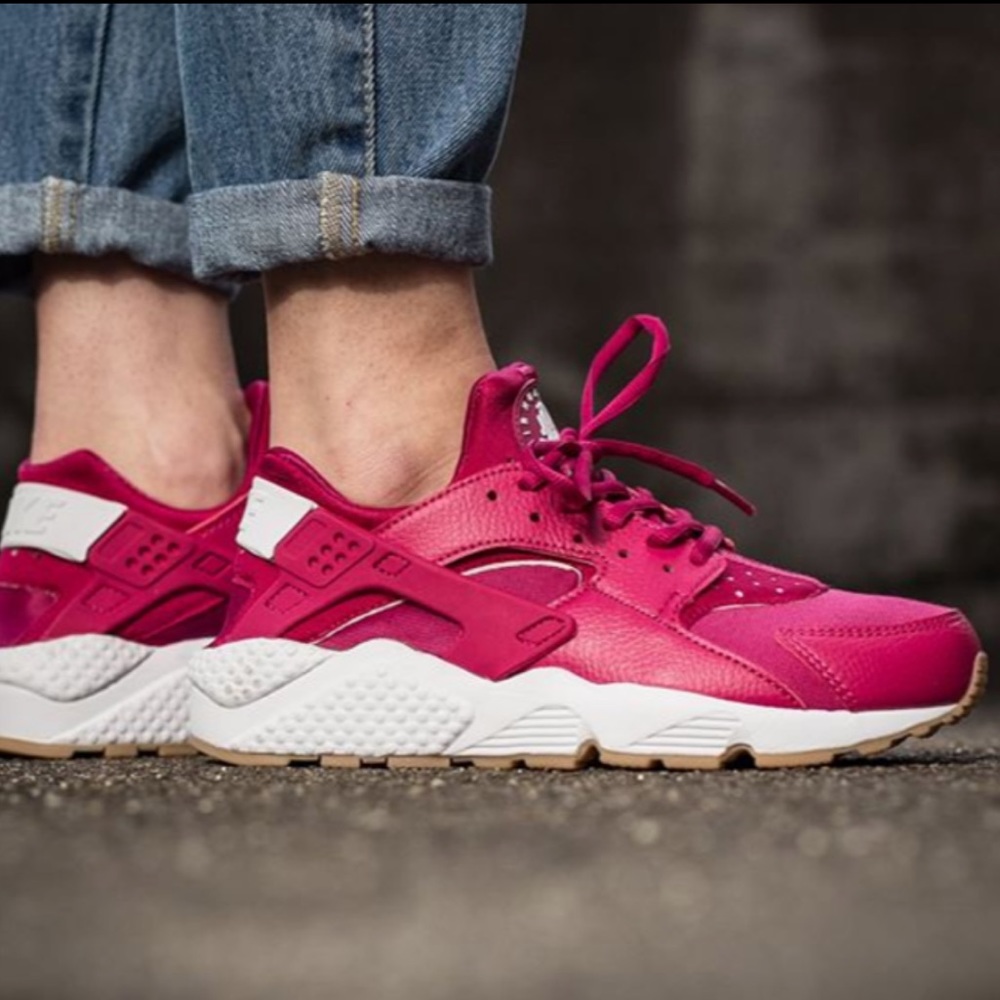 Nike Air Huarache Run Size 8
Sport Fuchsia Gum